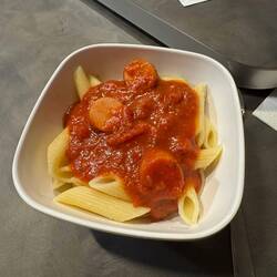 Heute gab's Penne mit roter Sauce und reingeschnittenen Würstchen