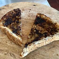 "Vegemite" ist ein typisch australischer Brotaufstrich, der aus Hefeextrakt hergestellt wird.