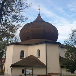 Die Pfarrkirche im Ort