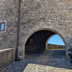 Durch die Stadtmauer
