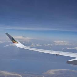 Lake Natron und im Hintergrund links Kilimanjaro und rechts Mount Meru