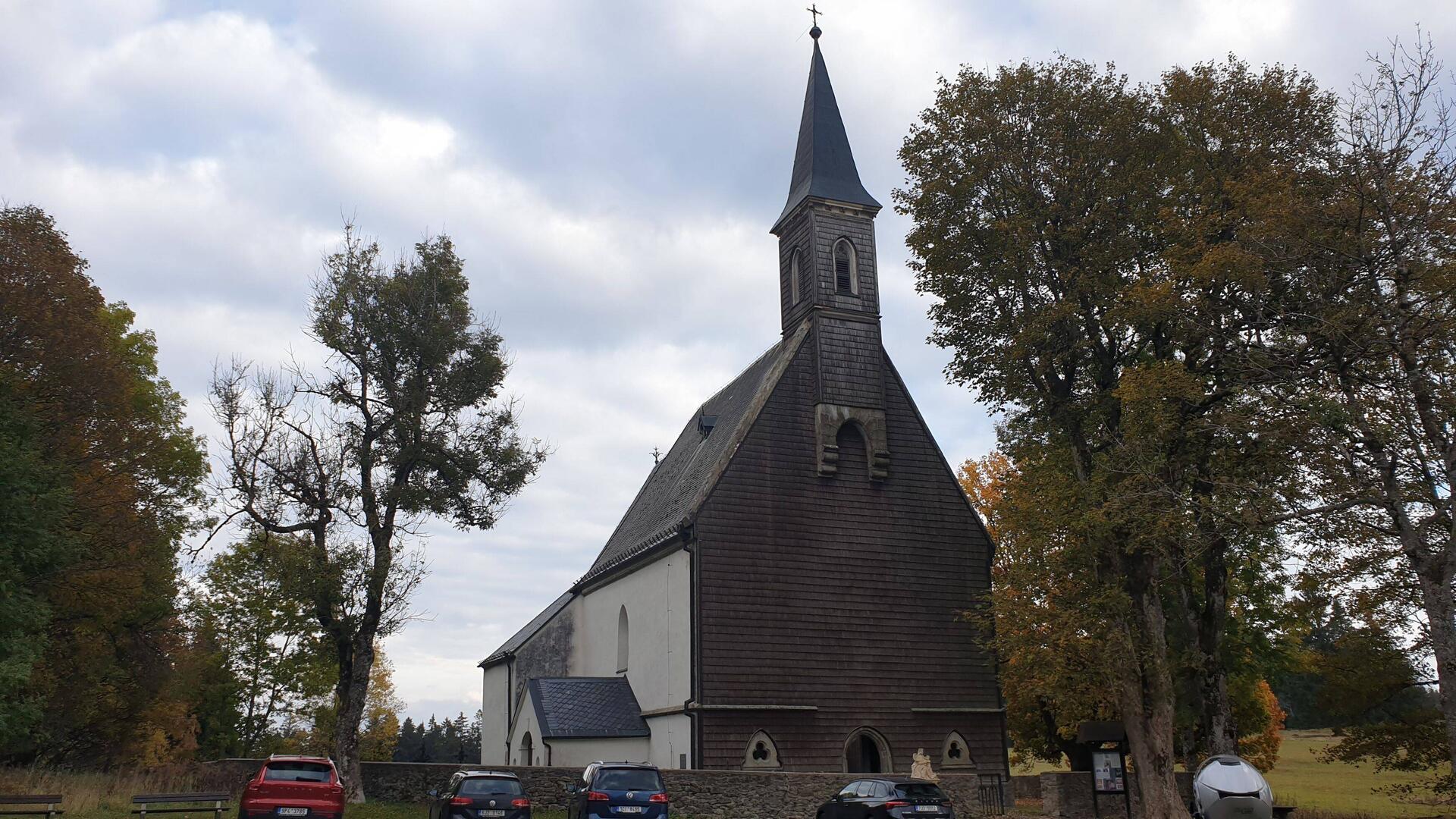 Die Kirche mit ihren Holzschindeln