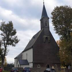 Die Kirche mit ihren Holzschindeln