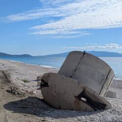 Umgekippter Bunker aus der kalten Kriegszeit