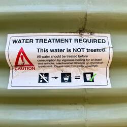Hinter der Hütte befinden sich zwei grosse Wassertanks. 💦