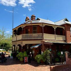 das Mundaring Weir Hotel