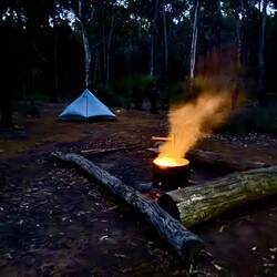 Ein Vater hat mit seinem kleinen Sohn auch direkt vor meinem Zelt ein Feuer gemacht.