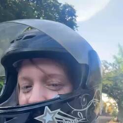 Helm etwas groß aber passtfahrt zur Farm- mein fetter Rucksack vorne am Lenker