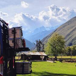 ... haben wir einen herrlich grünen Stellplatz in Ollantaytambo gefunden ...