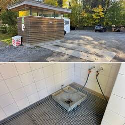 V & E vor dem Campingplatz