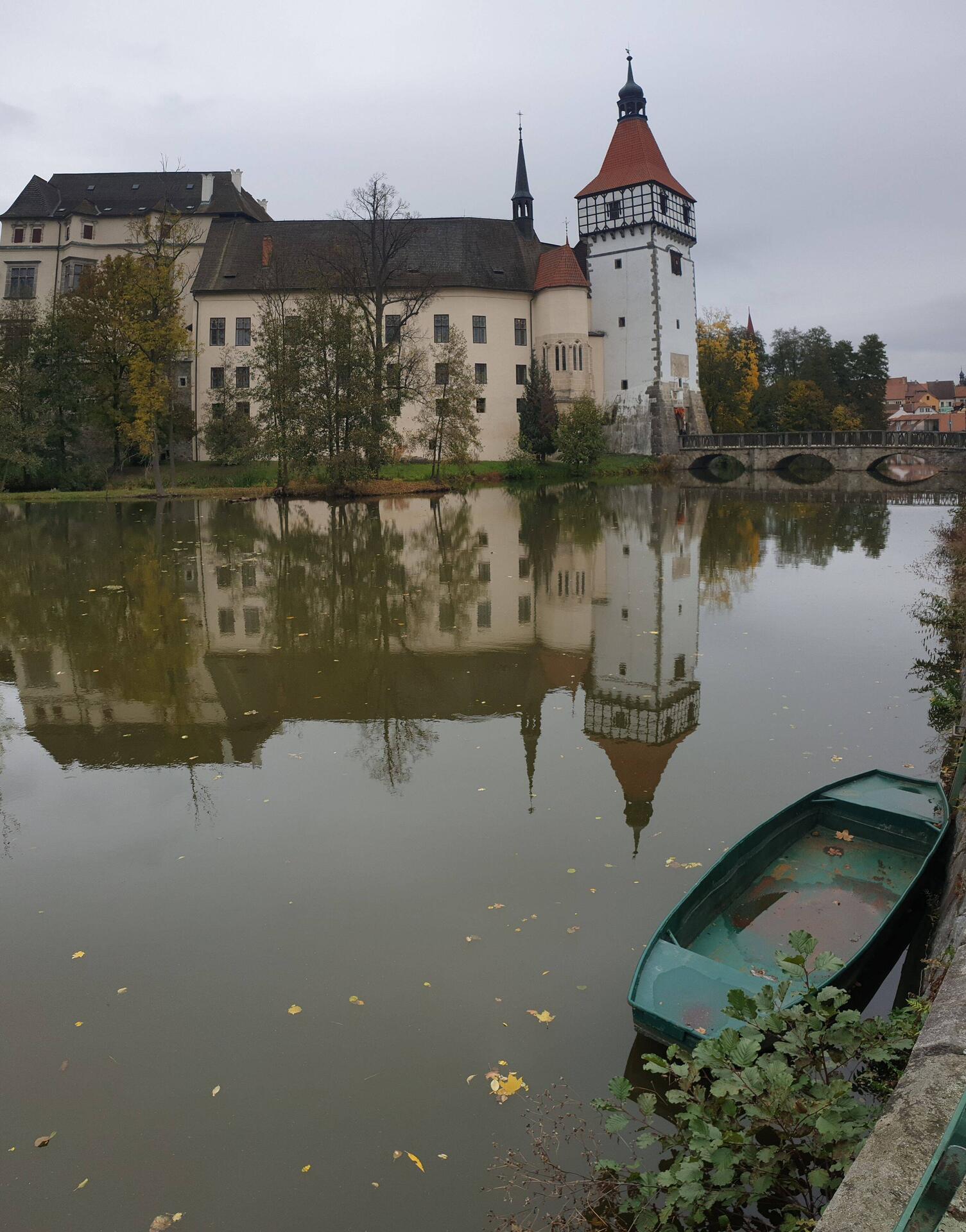 Schloss und Angelkahn