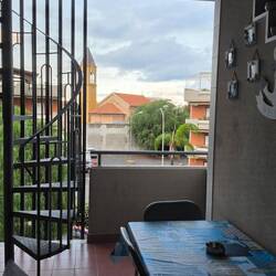 Es gibt zwei Balkone und eine riesige Dachterrasse.