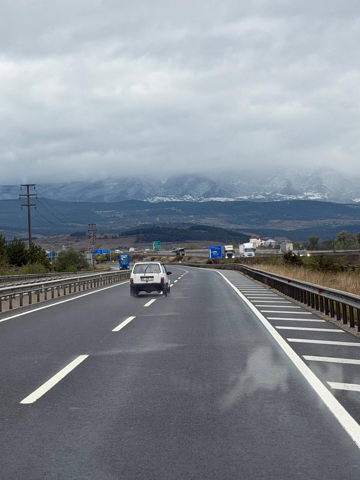 In der Ferne frisch gefallener Schnee, gar nicht mal so viel höher als unsere Straße