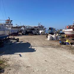 Marina und Winterhafen, da wird instandgesetzt und geflickt, da gehts ziemlich rumpelig zu