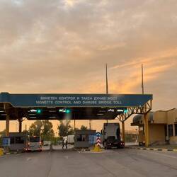 Bevor es über die Grenze (Brücke) ging, mussten wir noch 2€ Brückenmaut berappen