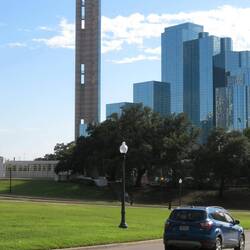Markierte Stelle vom JFK Attentat mit Reunion Tower im Hintergrund