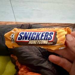 Als Belohnung gibt es an jedem Abend vor dem Schlafengehen ein Snickers. 😇