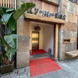 Hotel entry - sometimes finding where it is quite the task
