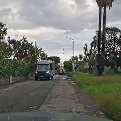 Die Straßen, katastrophal.