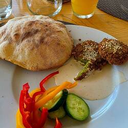 Mein heutiges Frühstück - Falafel mit Tahini und Fladenbrot