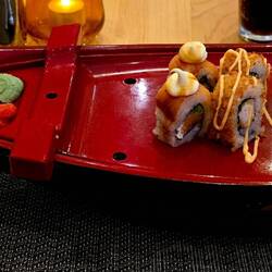 Zum Abendessen kann man sich immer hervorragendes, frisch gewollten Sushi bestellen