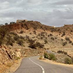 An der Strecke gibt es viele Agadire, hier oben rechts Agadir N´ Guemzt