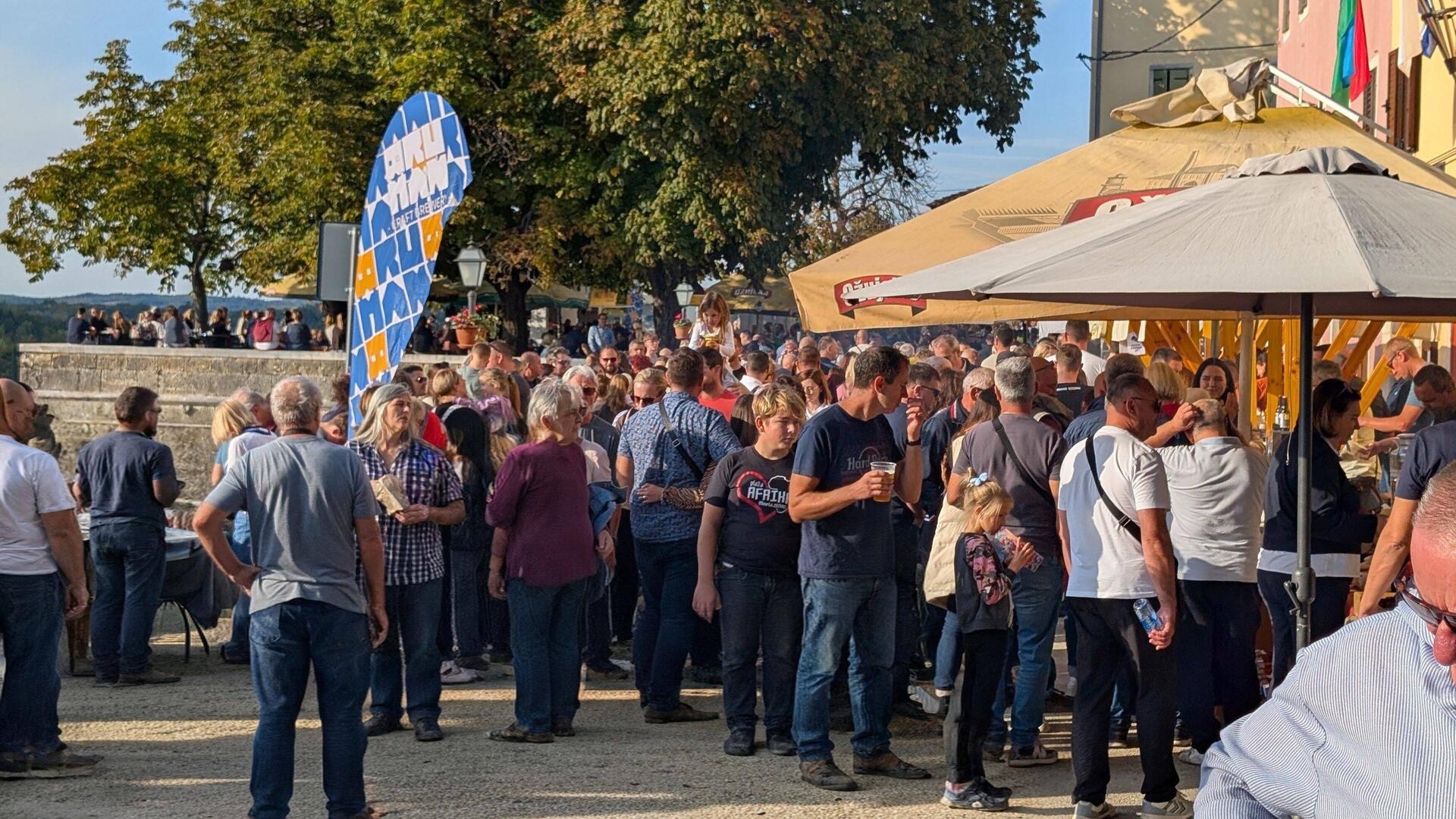 Trubel auf dem Kastanienfest in Oprtali