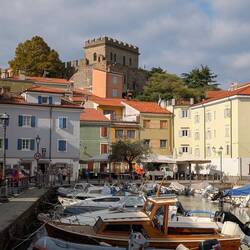 Der kleine Hafen und das Kastell im Hintergrund