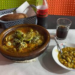 Abends noch Tajine, heute mit Rinderhack und Käse (vlt etwas tourimäßig gepimpt?) 6€