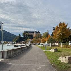 Entlang der Donau geht's zurück immer mit Blick auf die Greinburg.