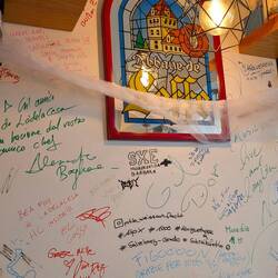 Das ist eine Wand einer der sypathischten Bars in Grado: Bar Lapidarium