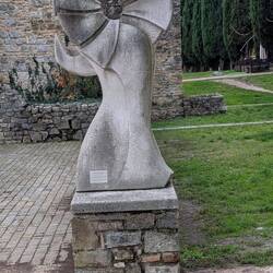 Die Skulptur "Noi due guerrieri" (Wir zwei Krieger) Stammt von einem slowenischen Künstler