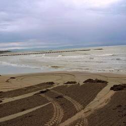 Am Strand werden die letzten Spuren des sommerlichen Trubels beseitigt