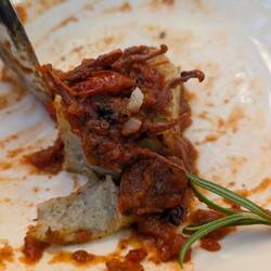 und Moscardini auf weißer Trüffelpolenta