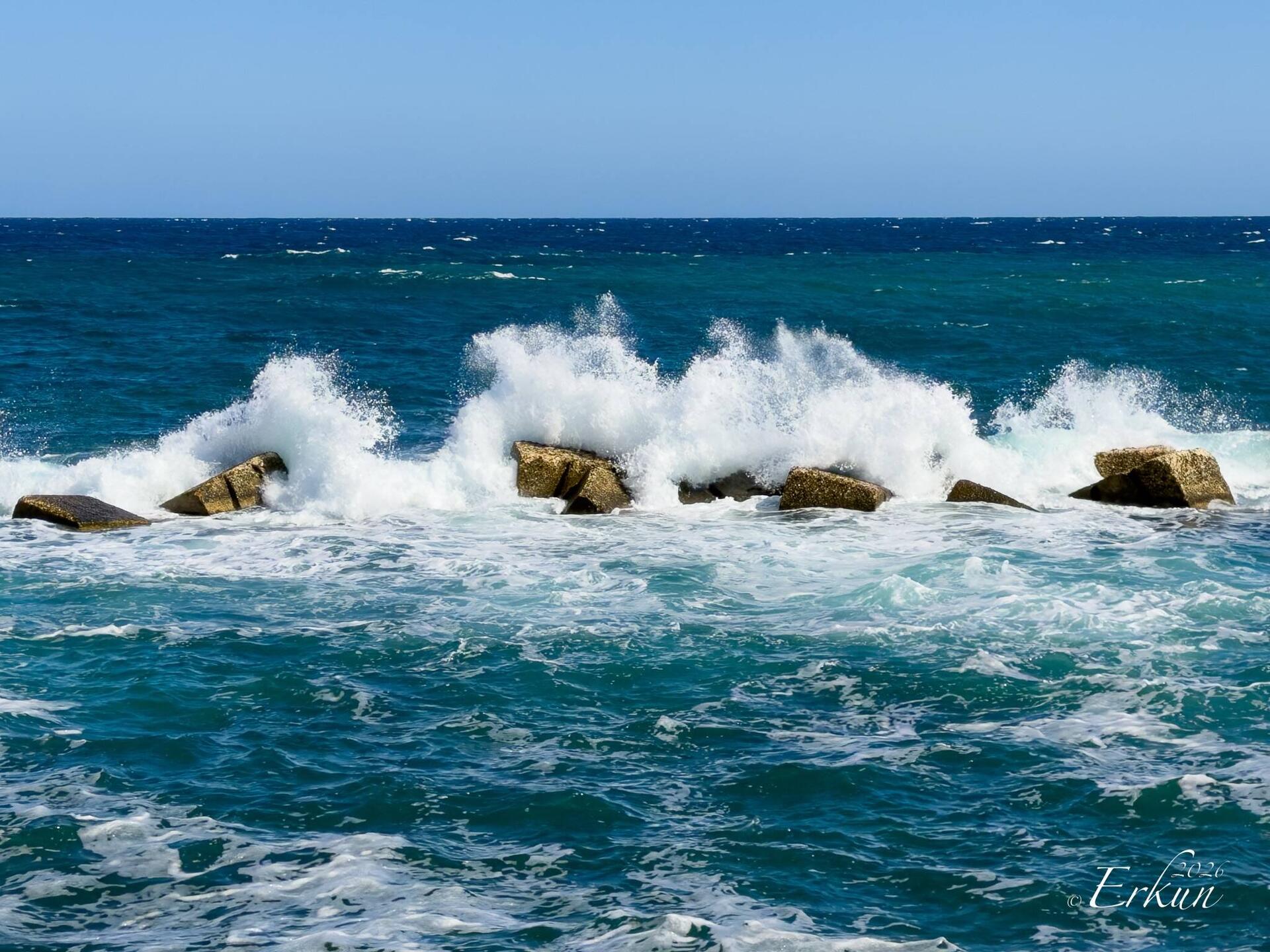 The sea is angry today ... along Lungomare di Levante Elio Vittorini — Ortigia Island, Siracusa.