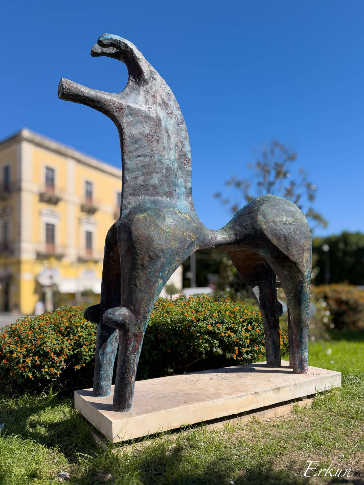"Cavallo Corinzio" (Corinthian Horse) ... Dino Pantano's bronze statue in Piazzale Marconi, Siracusa