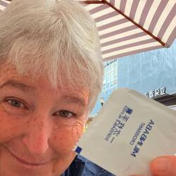 Nope - not a wet wipe. They give you plastic gloves if you are expected to eat with your hands 🤷‍♀️