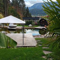 Gartenlandschaft mit Fass-Sauna