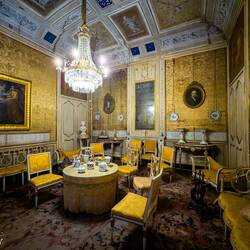 The Yellow Room served as the waiting room for the Prince's bedroom; later the embroidery room.