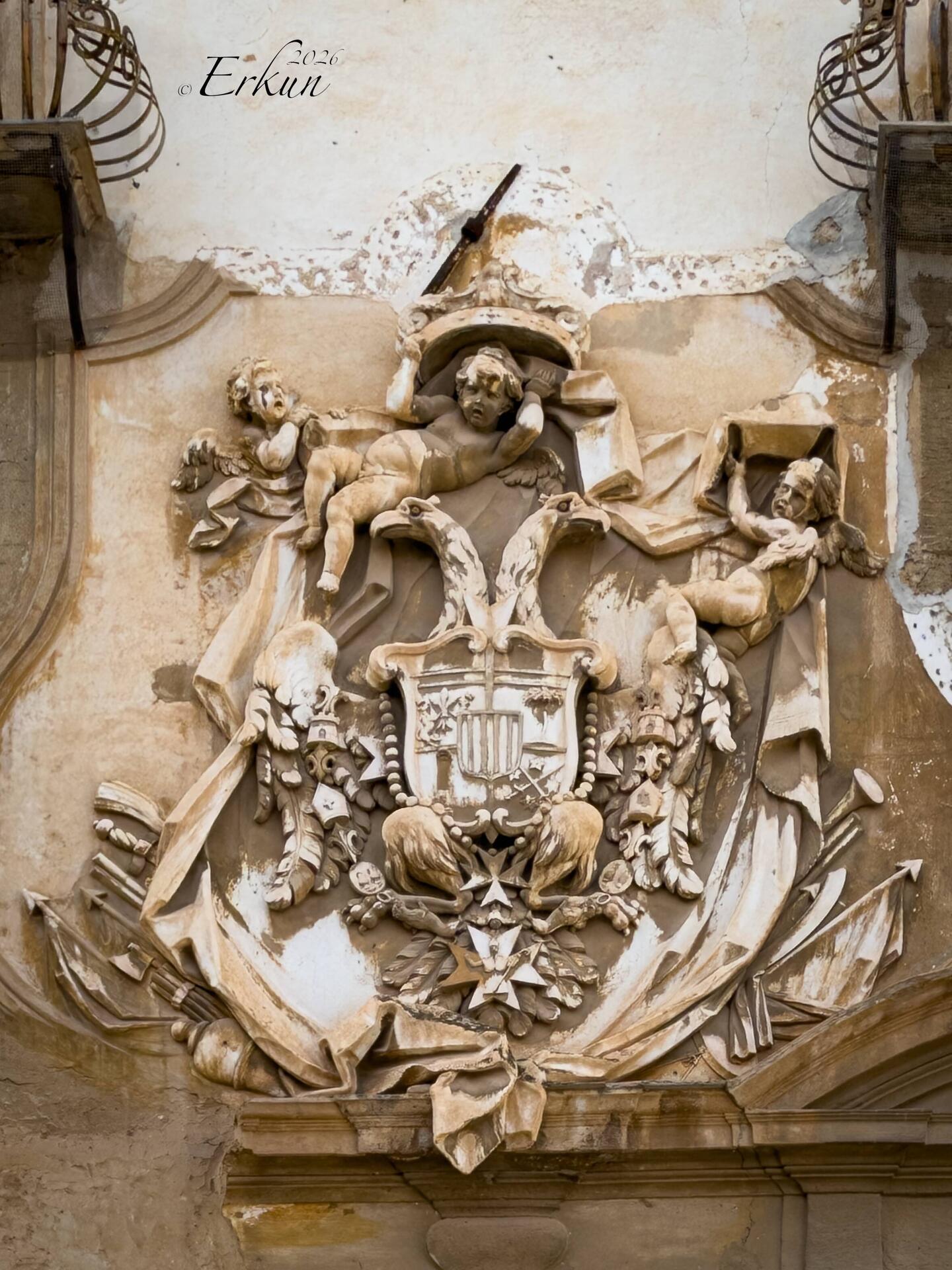 Decorative coat of arms on the exterior of Palazzo Alliata di Villafranca.
