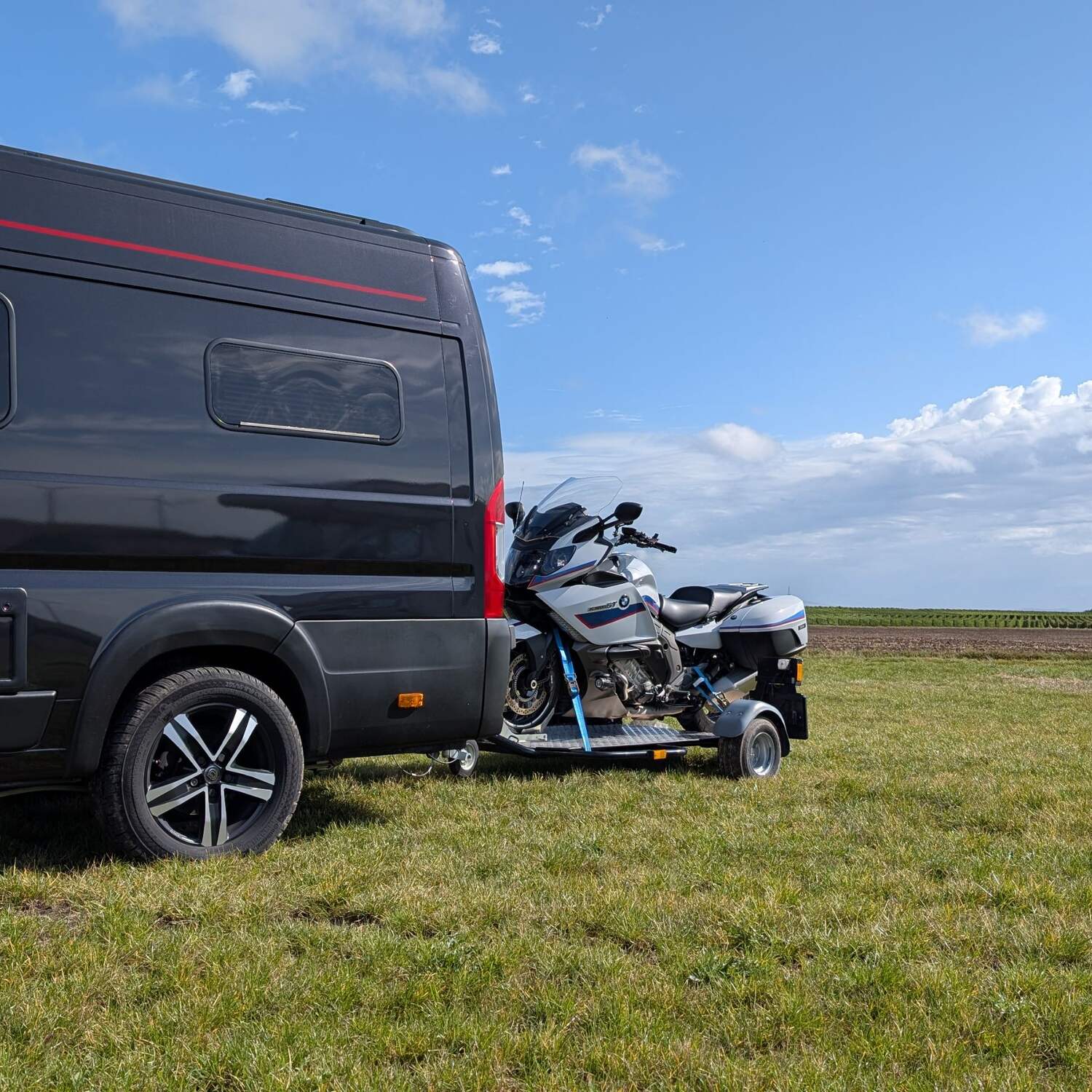 Van-Tour mit Motorrad