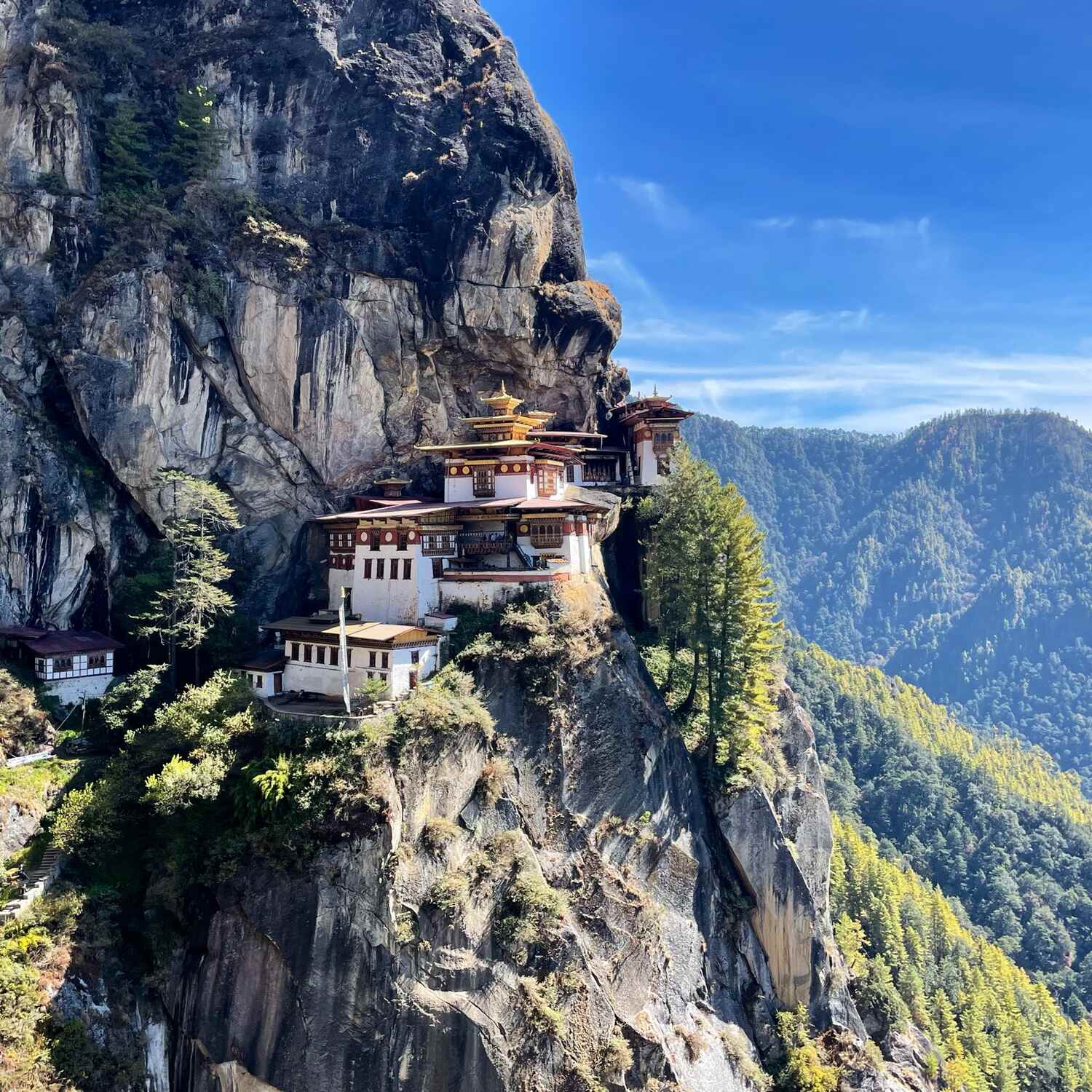 Two wheels to the Tiger's Nest