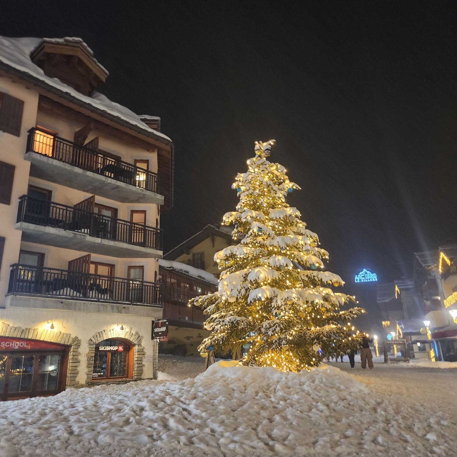 Arc 1950 - 2026 snowboarding