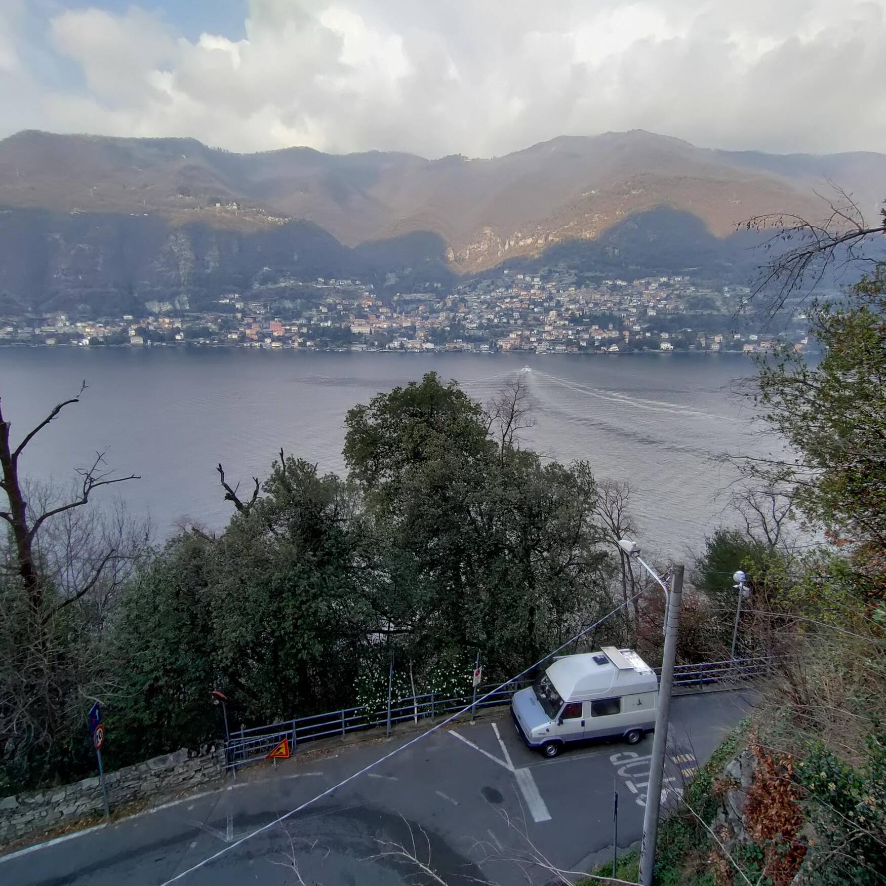 In van sul lago di como