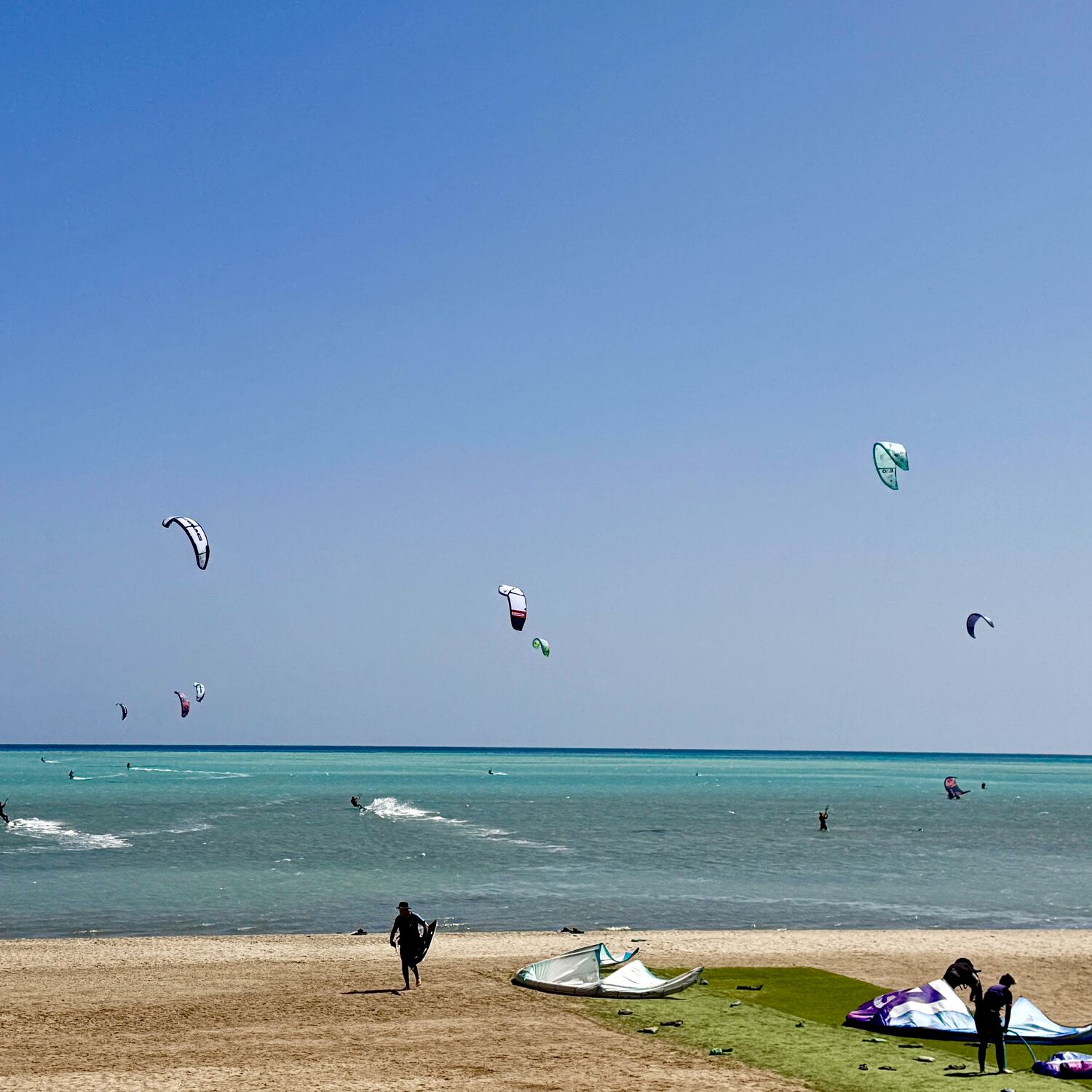 Hamata = Kitesurfen