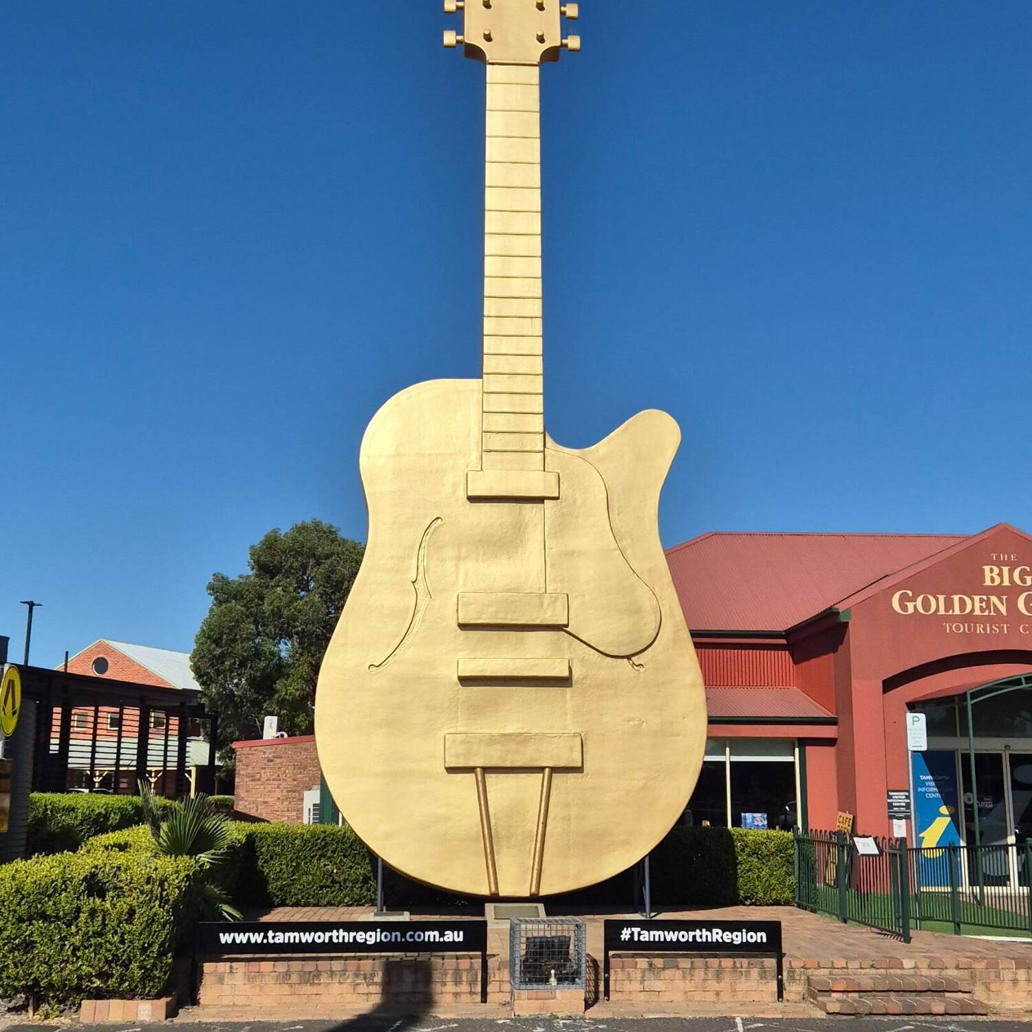 Big things - New England Hwy