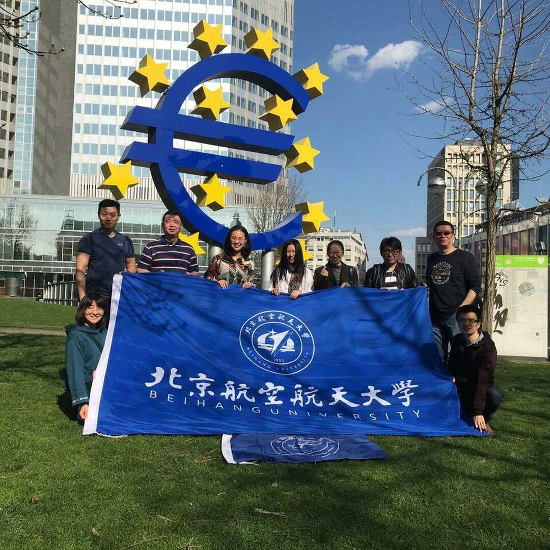 带校旗游德国