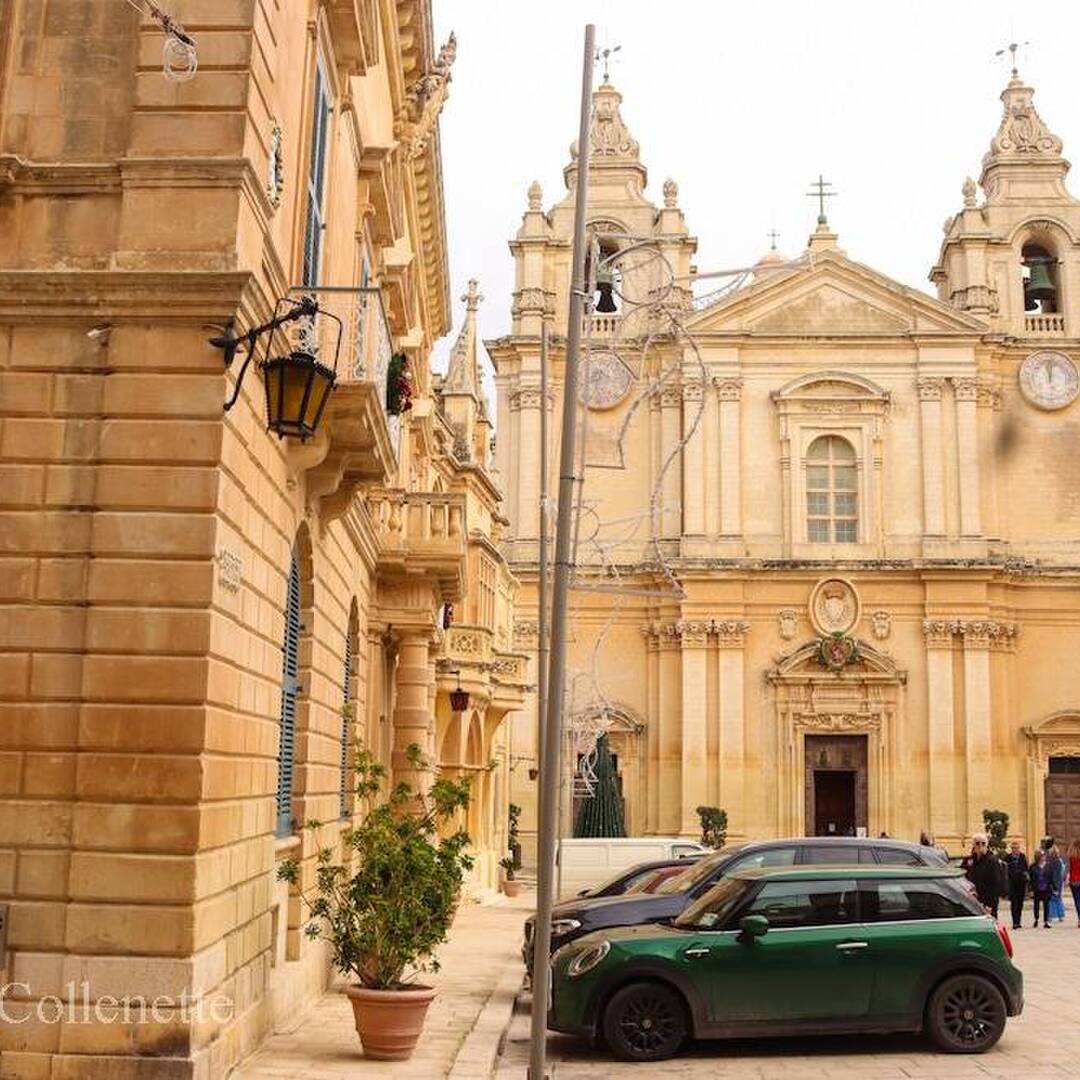 Maltese crossroads